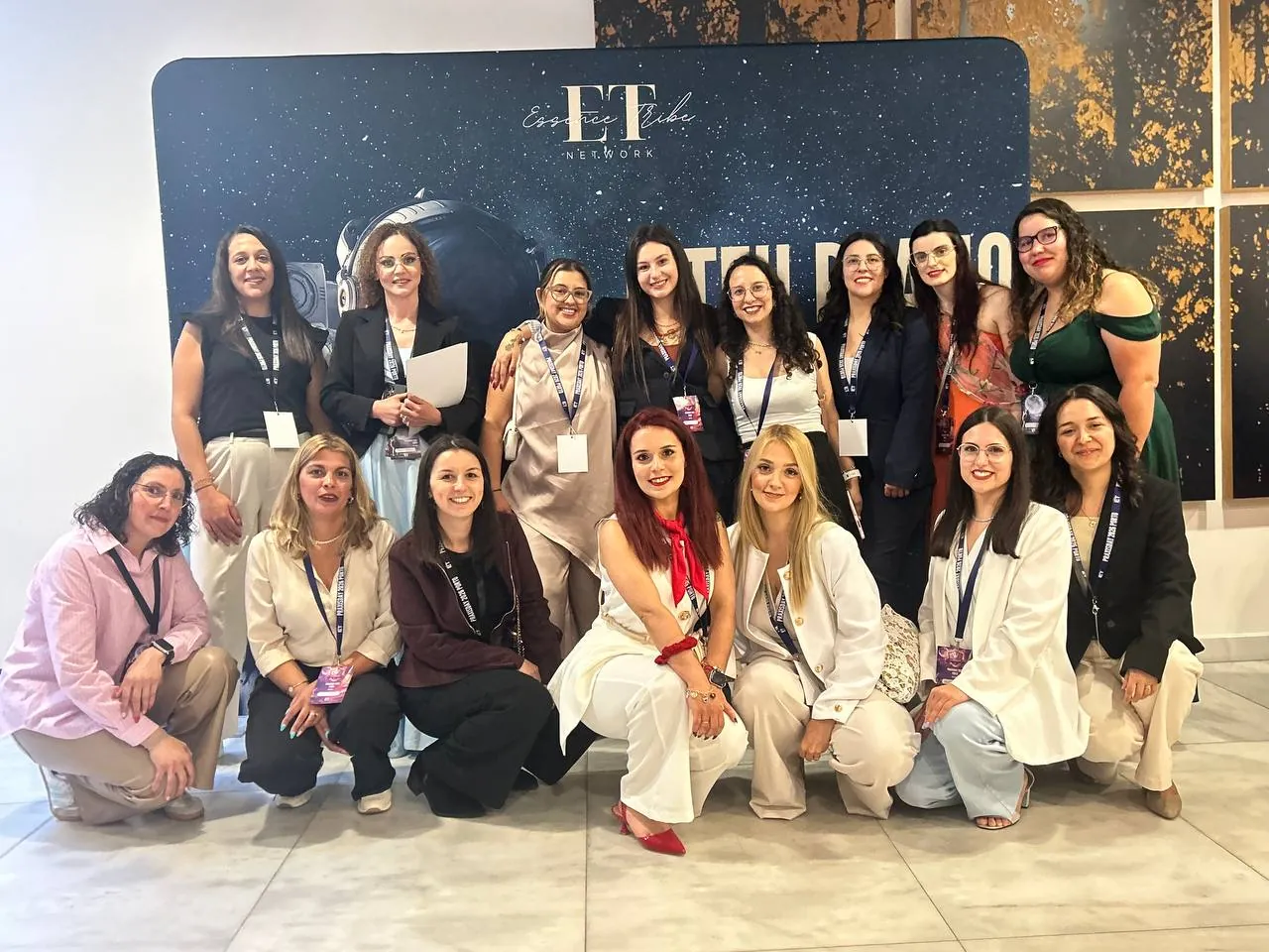 Grande grupo de mulheres da equipa Level Up num evento de formação