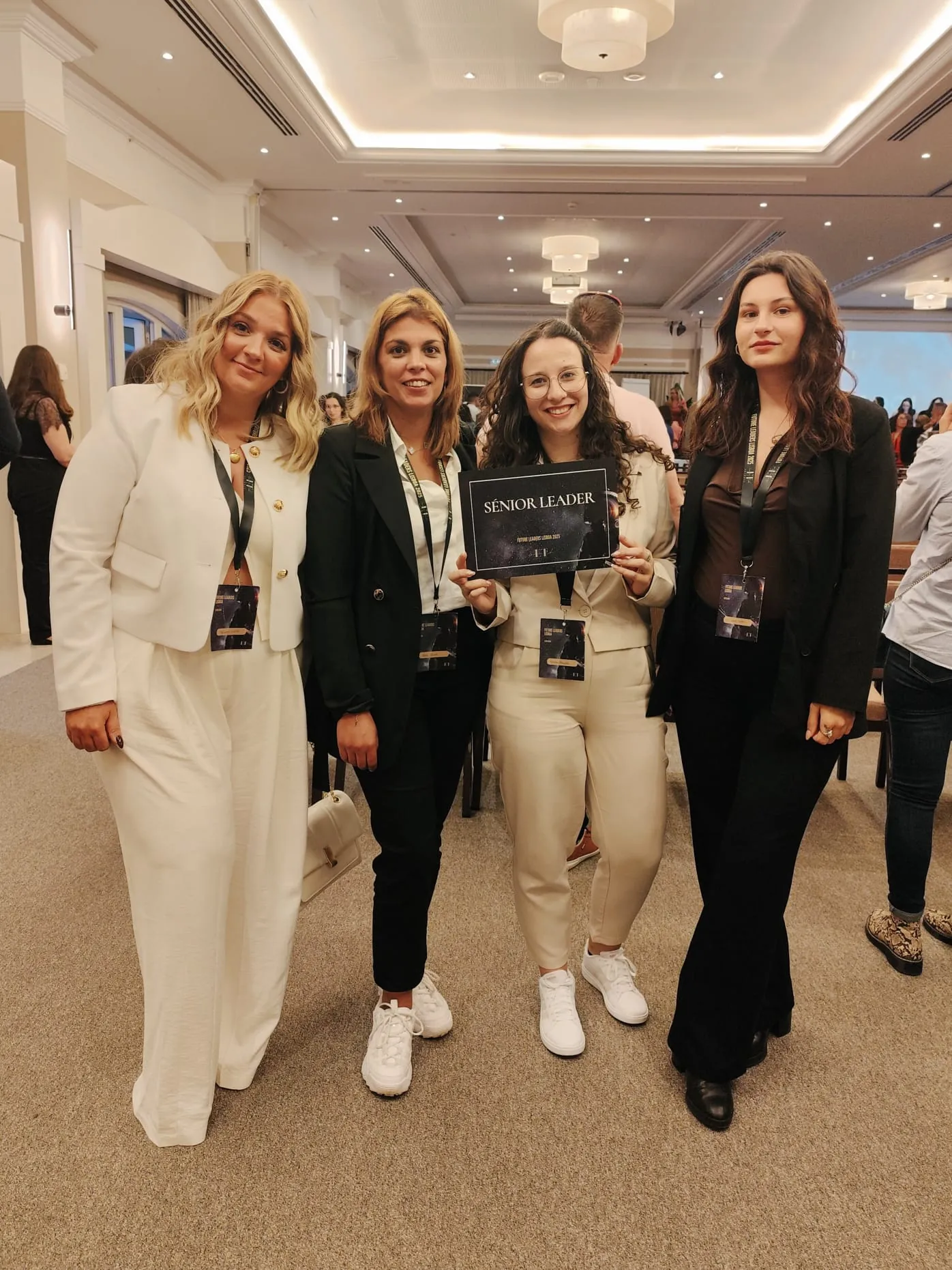 Sara Pereira a receber o prémio de Sénior Leader num evento corporativo